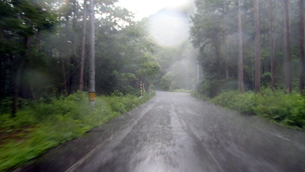 桧枝岐に近づくと局地的な大雨に遭遇